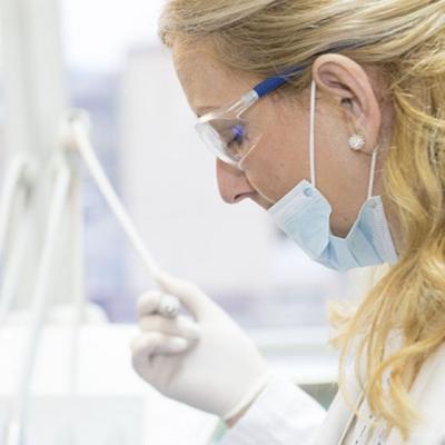 Cum ingrijim implantul dentar pentru a rezista mai mult