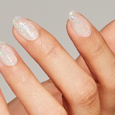 Top 4 nuanțe perlate pentru unghii de mireasă