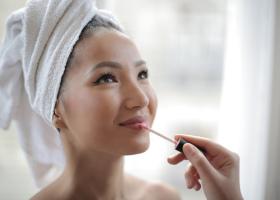 Glow-ul începe cu un zâmbet: buze juicy și cadouri care devin ritual