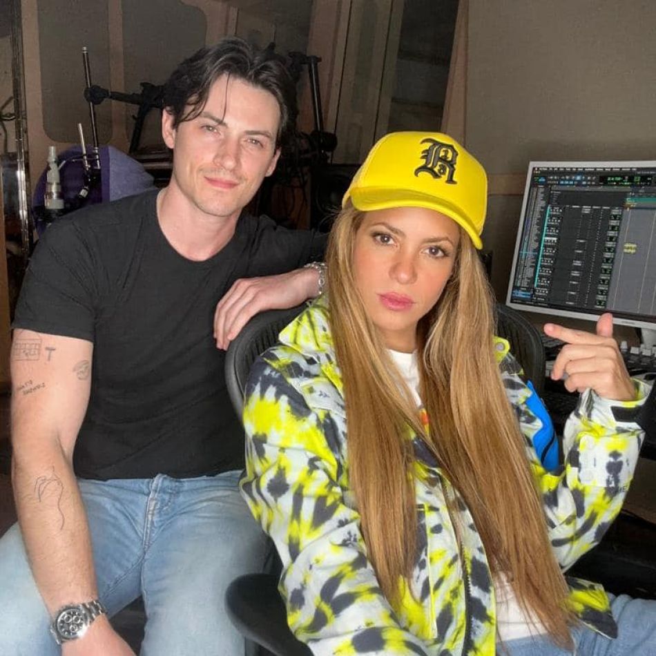 Shakira iubește din nou!Artista are o relație cu Lucien Laviscount, actorul de care s-a îndrăgostit la fimările videoclipului ei