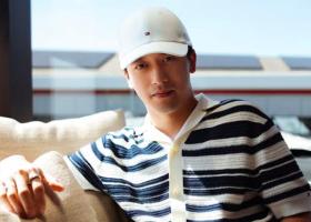 TOMMY HILFIGER ÎL PREZINTĂ PE ZHOU GUANYU, PILOT DE REZERVĂ AL ECHIPEI CADILLAC FORMULA 1, CA AMBASADOR GLOBAL AL BRANDULUI