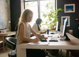 La muncă nu șeful irascibil e problema reală, ci colega invidioasă care-ți zâmbește în față, apoi te bârfește pe la spate