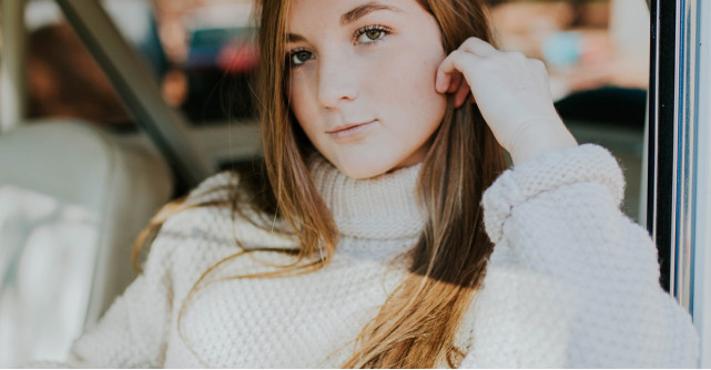 Puloverul gros pe gât este o piesă călduroasă și în trend