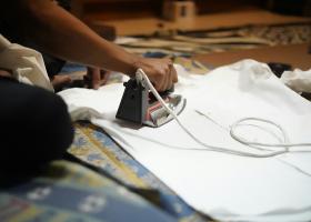 De la bumbac la poliester: Cum să utilizezi eficient fierul de călcat vertical