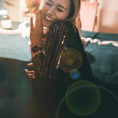 Rochii de seară cu aplicații prețioase potrivite pentru ținute de ceremonie