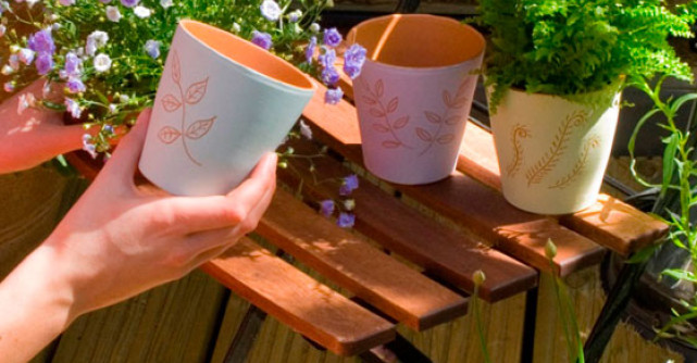 Pas cu pas:  Cum sa decorati un ghiveci de teracota