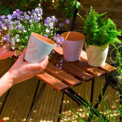 Pas cu pas:  Cum sa decorati un ghiveci de teracota