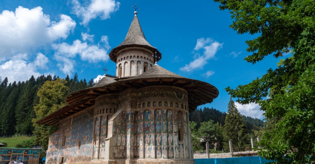 Legendele fascinante ale sfintelor mănăstiri din România: Putna, Voroneț, Moldovița și Cozia sunt moștenirile cele mai de preț 