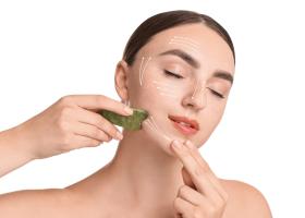 Gua sha și masaj facial: beneficii pentru o piele radiantă și sănătoasă dupa numai câteva utilizări