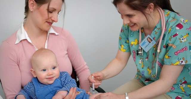 De ce sunt administrate vaccinurile la o vârstă atât de fragedă? | Întrebări frecvente