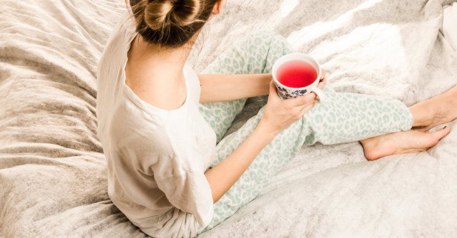 8 băuturi care îți pot ameliora simptomele menstruației (și câteva care nu te vor ajuta deloc)