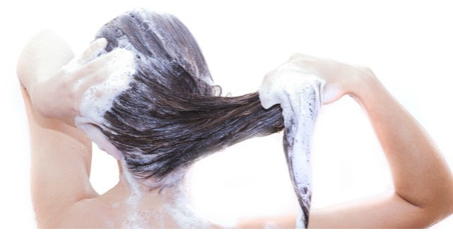 Samponul si vopselele naturale de par, alternativa la produsele chimice