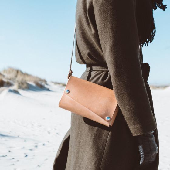 Geanta-plic de umăr este perfectă în acest sezon