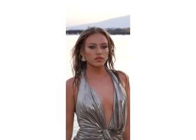 Magda Ignat strălucește în noul videoclip Când plângi cu ea