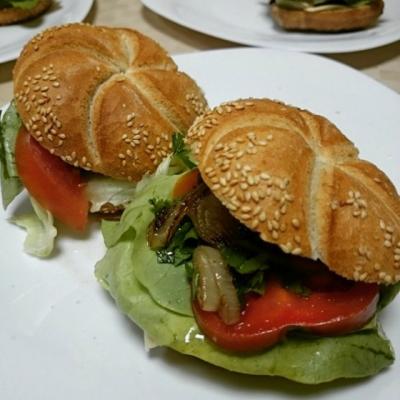 Adauga rondele de ceapa in tigaie. In cinci minute face cel mai bun sandwich (este VEGAN)