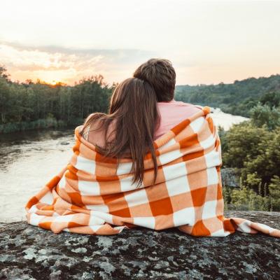 Patura cu maneci: cel mai calduros accesoriu pentru casa in sezonul rece