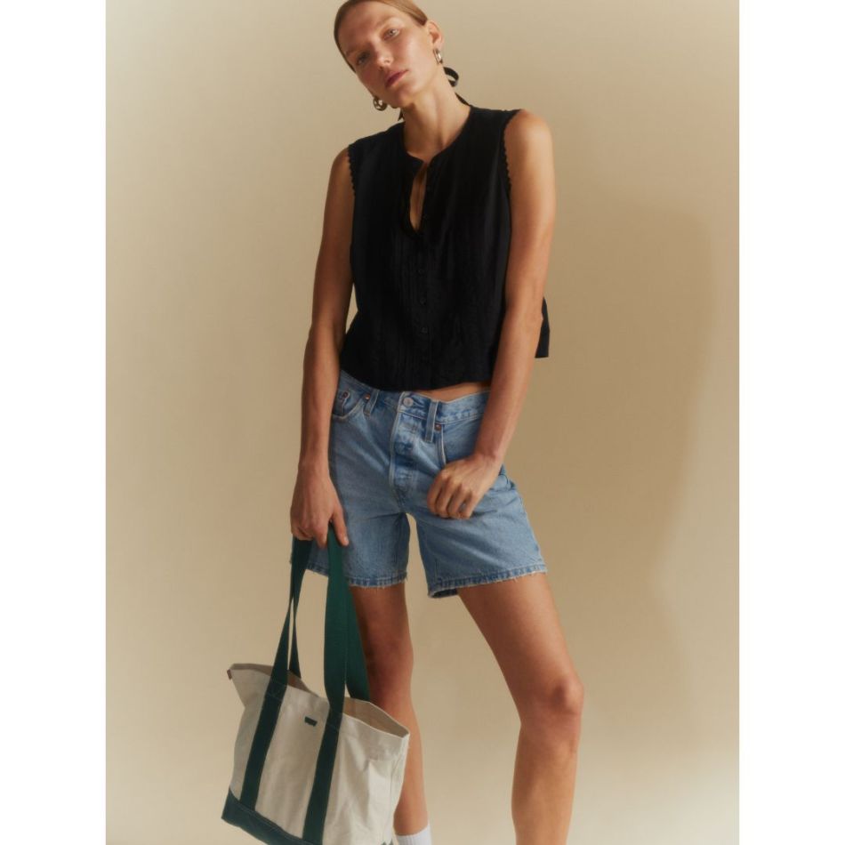 Articolele esențiale de vară Levi’s devin mai sofisticate cu materiale mai ușoare