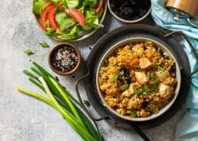 Rețetă one pot: orez cu pui și legume într-o singură oală – atât de ușoară încât îți iese chiar dacă nu ai gătit niciodată