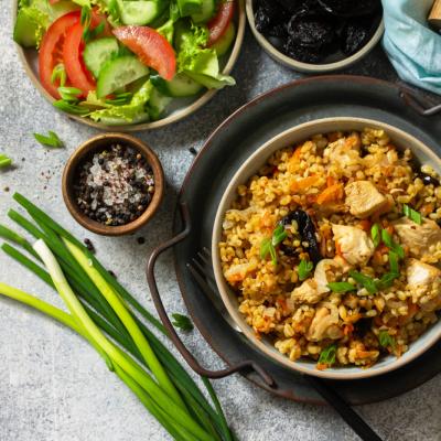 Rețetă one pot: orez cu pui și legume într-o singură oală – atât de ușoară încât îți iese și dacă nu ai gătit niciodată