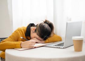 Energia care lipsește la mijlocul zilei: ce înseamnă oboseala ascunsă la femeile ocupate