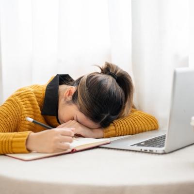 Energia care lipsește la mijlocul zilei: ce înseamnă oboseala ascunsă la femeile ocupate