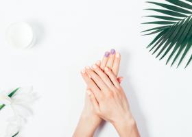 Ingrijirea unghiilor acasa: Oja semipermanenta iti sare in ajutor!