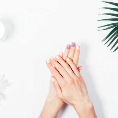 Îngrijirea unghiilor acasă: Oja semipermanentă îți sare în ajutor!
