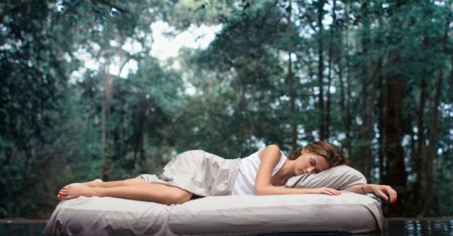 7 obiceiuri pe care să le faci înainte de culcare ca să adormi fericită