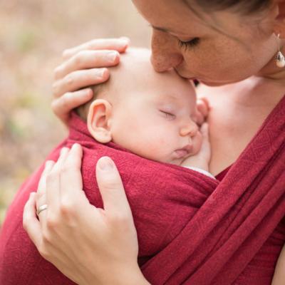 Sisteme de purtare pentru bebeluși: de câte feluri sunt și cum le alegem