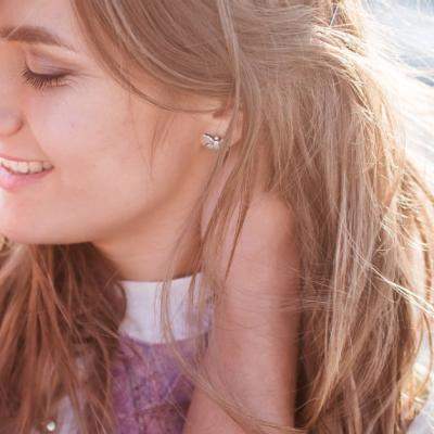 Dragă Alma, am descoperit că partenerul meu vorbește pe ascuns cu fostele lui iubite. E normal să mă simt trădată? 