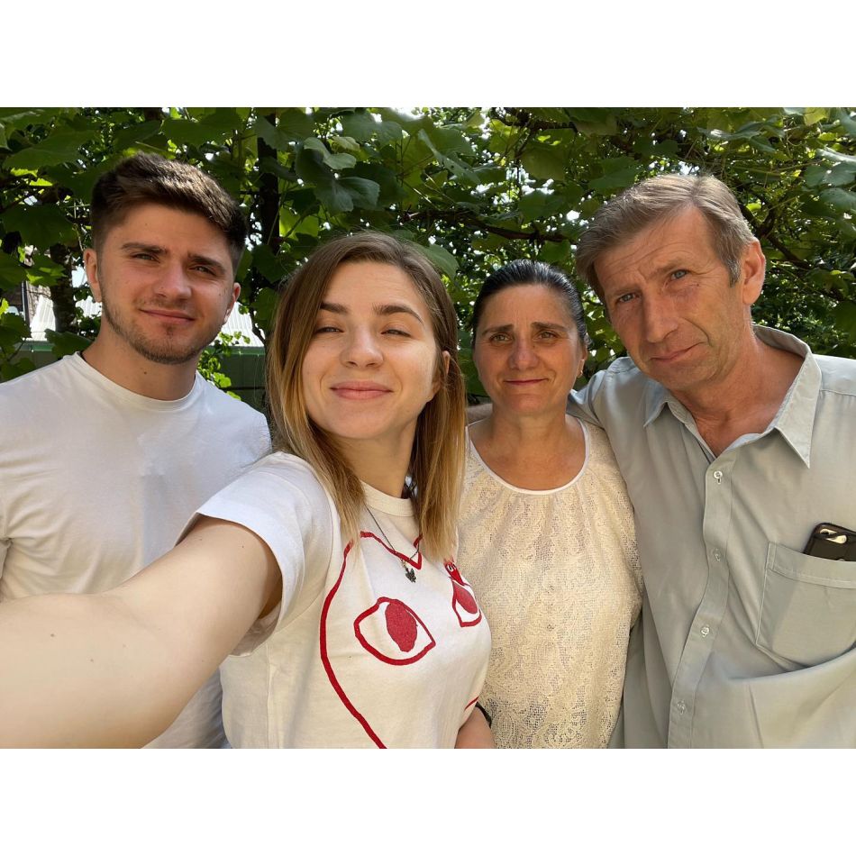 Cristina Ciobănașu, imagine rară cu familia sa! Cum și-a sărbătorit actrița părinții biologici?