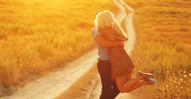 Iubire pe viata. Semnele care iti arata ca nu va inceta sa te iubeasca