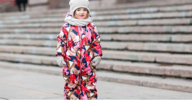 4 salopete de iarnă pentru copii: costume de ski potrivite pentru cei mici