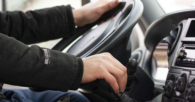 Cu vorbă dulce și livrări rapide. Povestea lui Andrei Frenkel, livratorul care cunoaște TOATE secretele orașului 