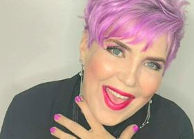 Silvia Dumitrescu i-a cântat „La mulți ani” lui Călin Georgescu, la manifestația organizată de ziua lui de naștere