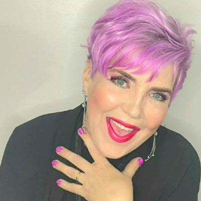 Silvia Dumitrescu i-a cântat „La mulți ani” lui Călin Georgescu, la manifestația organizată de ziua lui de naștere