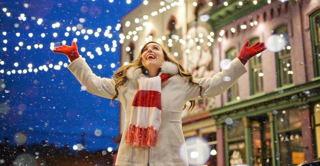 Psihologii confirma: Persoanele care intra mai devreme in atmosfera sarbatorilor sunt mai fericite!