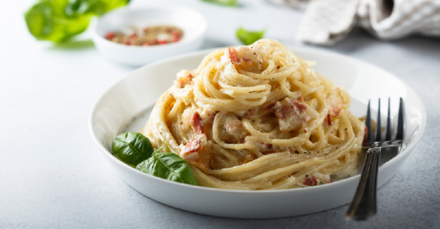 Îți plac Pastele Carbonara? Află câte calorii au! Bonus: o rețetă rapidă și delicioasă
