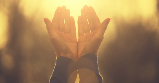 8 Mantre simple pe care sa ti le spui in aceasta toamna pentru a elimina stresul si a creste vibratia pozitiva