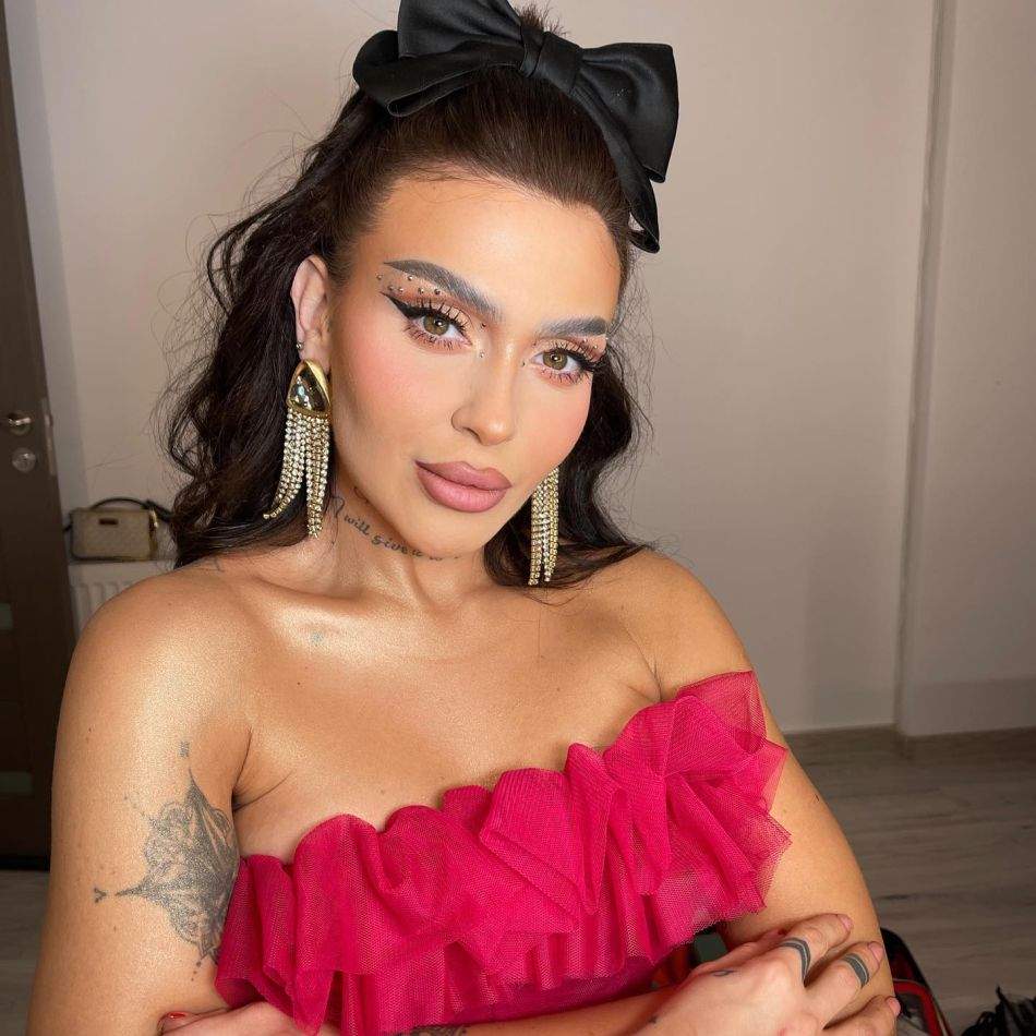 Oana Radu, moment inedit pe scenă: Sărut pasional cu un bărbat misterios în fața fanilor: Și eu sunt foarte îndrăgostită de tine