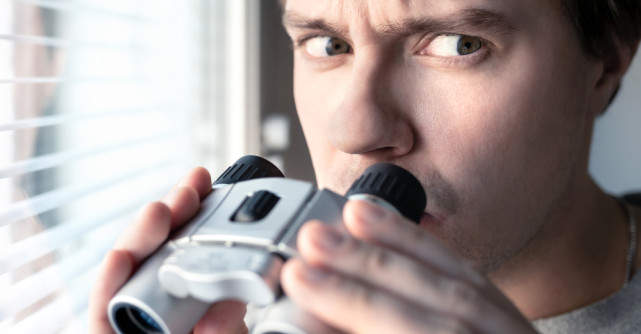 Sfatul psihologului: Cum se manifestă în iubire o persoană cu tulburare paranoidă?