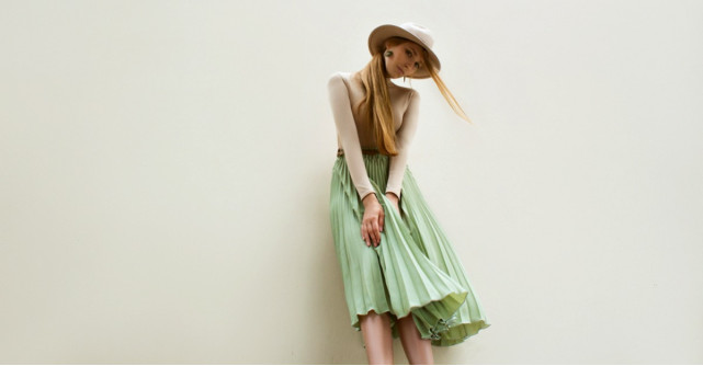 Look de anii ‘50: moda fustelor plisate în 9 modele de care te vei îndrăgosti