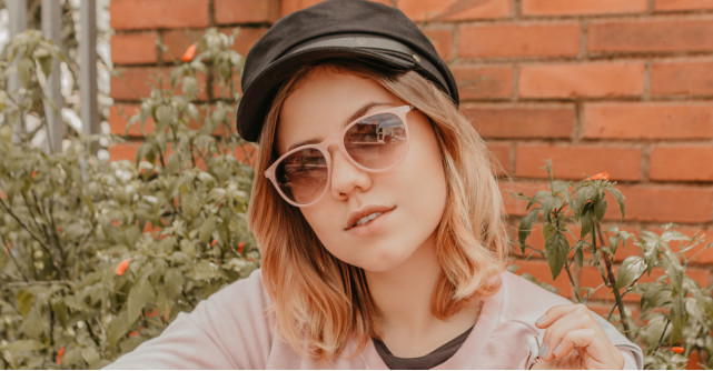 Șapca din piele este un accesoriu interesant și cool: vezi cum se poartă!