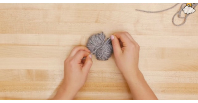 Leaga cateva fire de mohair. Ce urmeaza? Va arata minunat pe masa de Paste