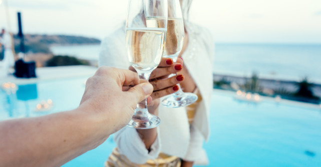 Cum servești corect vinul spumant?