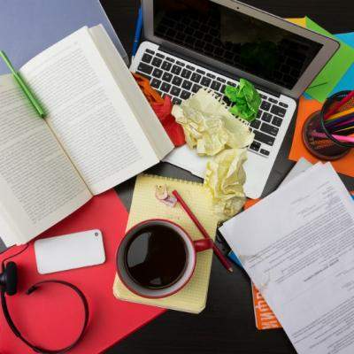 Oamenii inteligenti merg la somn tarziu, lasa mizerie peste tot si folosesc un limbaj neadecvat