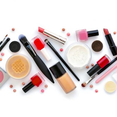 Ce produse cosmetice folosesc românii pe timpul verii și ce bugete alocă?
