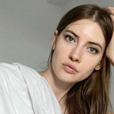 După ce a avut o găină ca animal de companie, Iulia Albu a surprins din nou! Ce animal și-a luat de această dată?