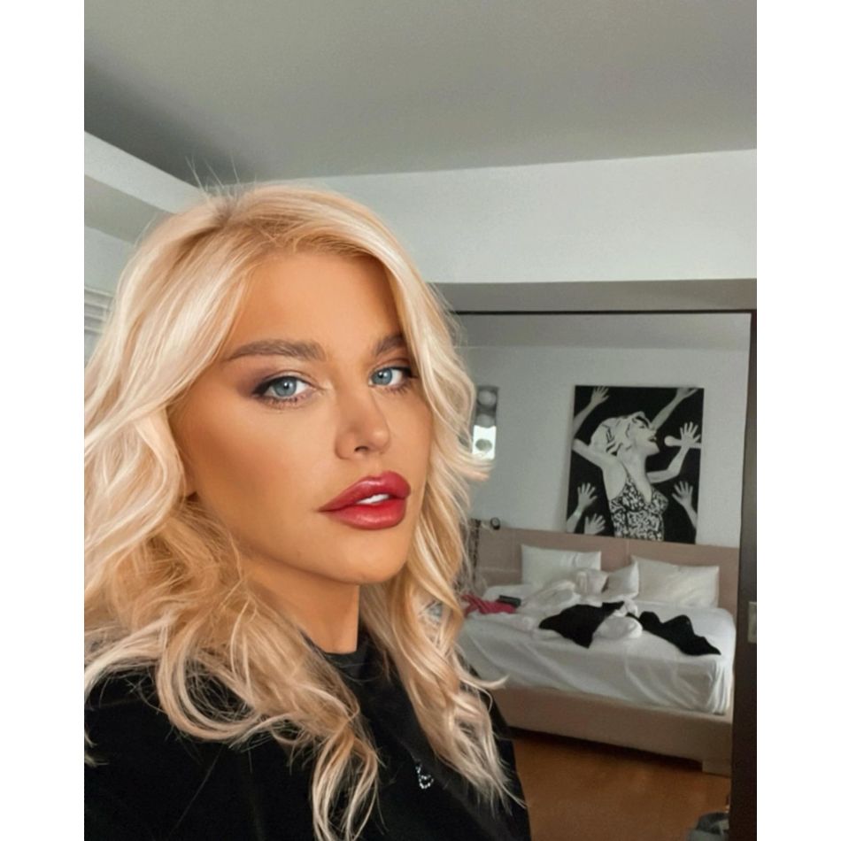 Loredana Groza, mișcări incendiare pe masa unui club de fițe! Pasională și îndrăzneață, artista a încins imaginația fanilor