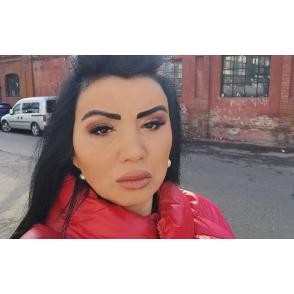 Adriana Bahmuțeanu s-a logodit la biserică cu noul ei iubit, George! Cei doi au depus actele și la primărie